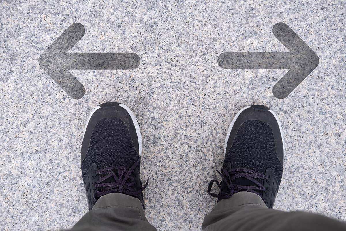 Feet with a left and right arrow above the toes standing on a granite floor