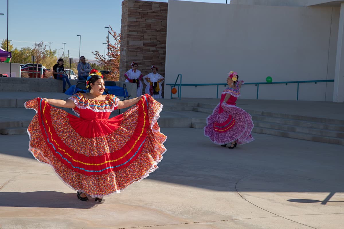 Los bailarines realizan danzas folclóricas tradicionales mexicanas en el evento Fiesta at Sunset en la plaza Learning Commons de San Juan College.