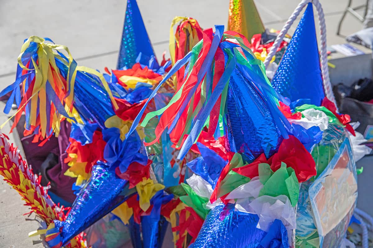 Primer plano de una colorida piñata a punto de ser colgada para una fiesta en Learning Commons Plaza en SJC.